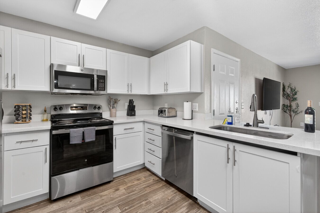 Refrigerador, microondas, horno y lavavajillas 