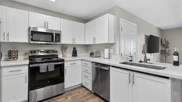 Refrigerador, microondas, horno y lavavajillas