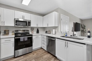 Refrigerador, microondas, horno y lavavajillas 