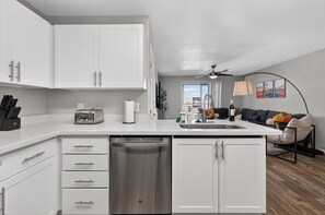 Refrigerador, microondas, horno y lavavajillas 