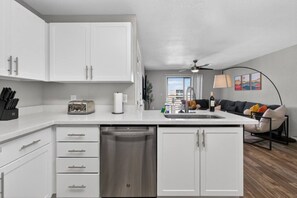 Refrigerador, microondas, horno y lavavajillas 