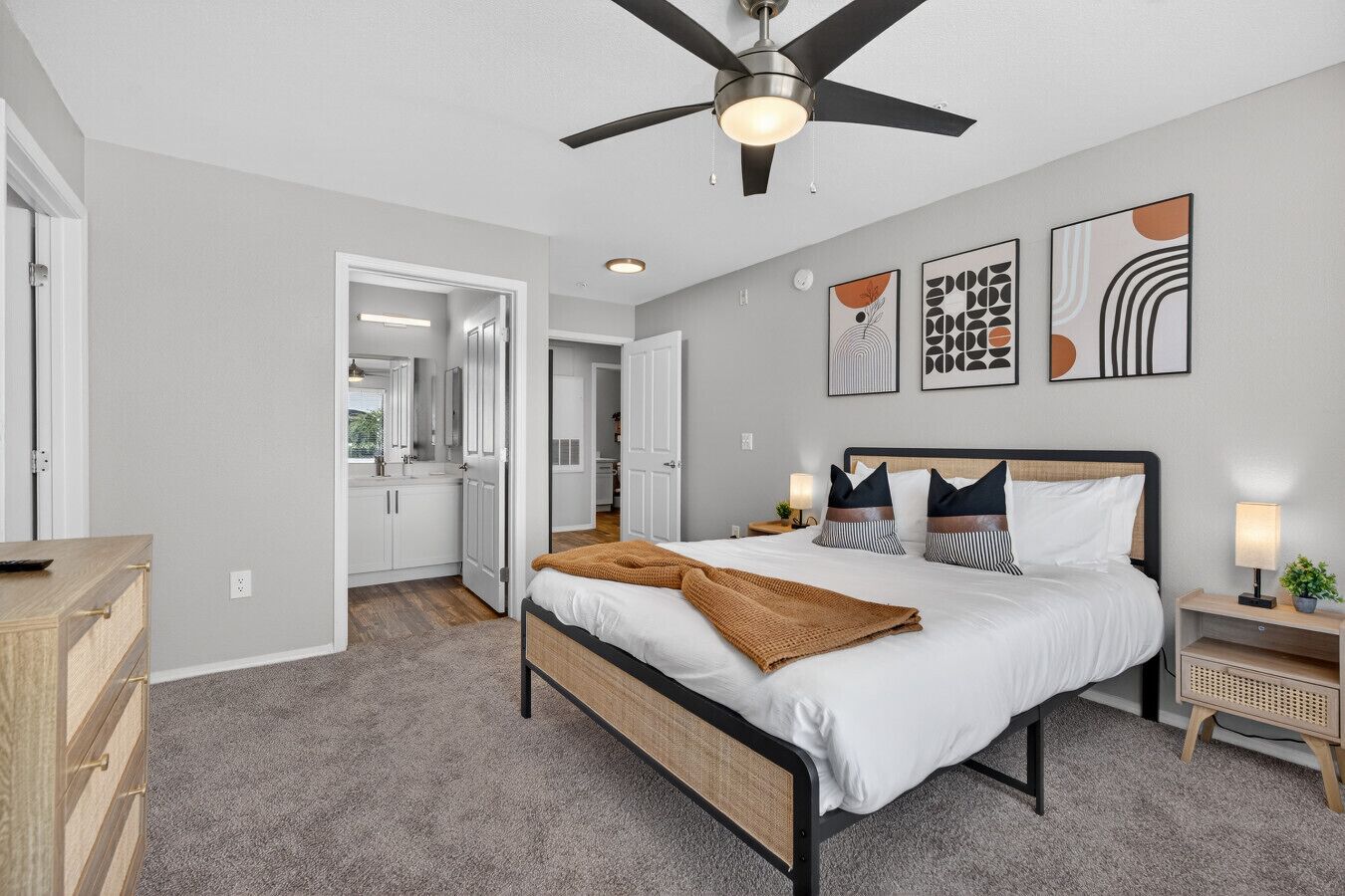 Työpöytä, silitysrauta/-lauta, vauvan matkasänky, Wi-Fi