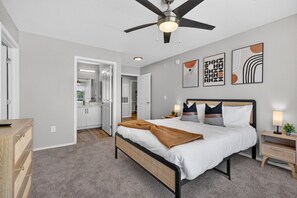 Een bureau, een strijkplank/strijkijzer, reisbedje, wifi