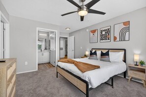 3 habitaciones, escritorio y tabla de planchar con plancha 