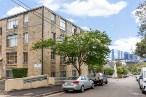 Un edificio de ladrillo de varios pisos con un cartel que indica '2 Avoca Avenue'.