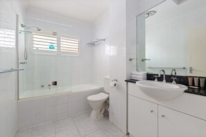 Apartment | Bathroom - Bright 2-bedroom Apartment Near Coogee Beach (Sydney)