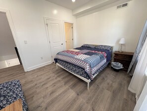 4 bedrooms, WiFi, bed sheets - Me. near Temple  spacious 4 bedrooms 4.5 bathrooms entire house (Philadelphia)