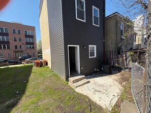 Exterior - Me. near Temple  spacious 4 bedrooms 4.5 bathrooms entire house (Philadelphia)