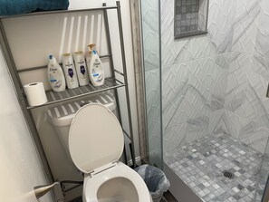 Shower, towels, soap, toilet paper - Me. near Temple  spacious 4 bedrooms 4.5 bathrooms entire house (Philadelphia)