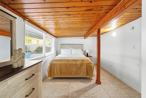 Charming 3 Bedroom Retreat -Walk to the Beach. Pet Friendly!