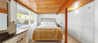Charming 3 Bedroom Retreat -Walk to the Beach. Pet Friendly!
