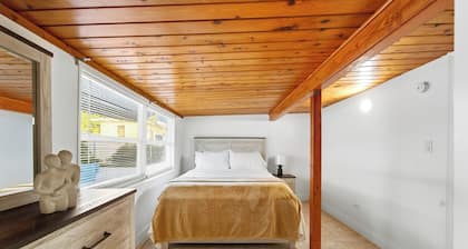 Charming 3 Bedroom Retreat -Walk to the Beach. Pet Friendly!