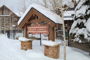 Property grounds - Ski in/Ski out 2 bedroom suite in Breckenridge, 3/25-28 (Breckenridge)