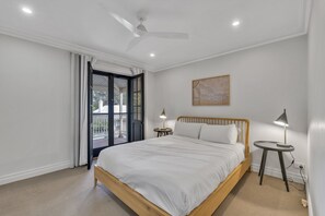 Apartment | 4 bedrooms, bed sheets - Family Retreat With Balcony and Courtyard (Adelaide)