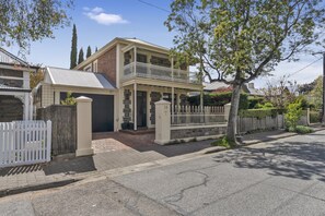 Apartment | Reception - Family Retreat With Balcony and Courtyard (Adelaide)