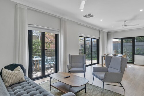 Family Retreat With Balcony and Courtyard