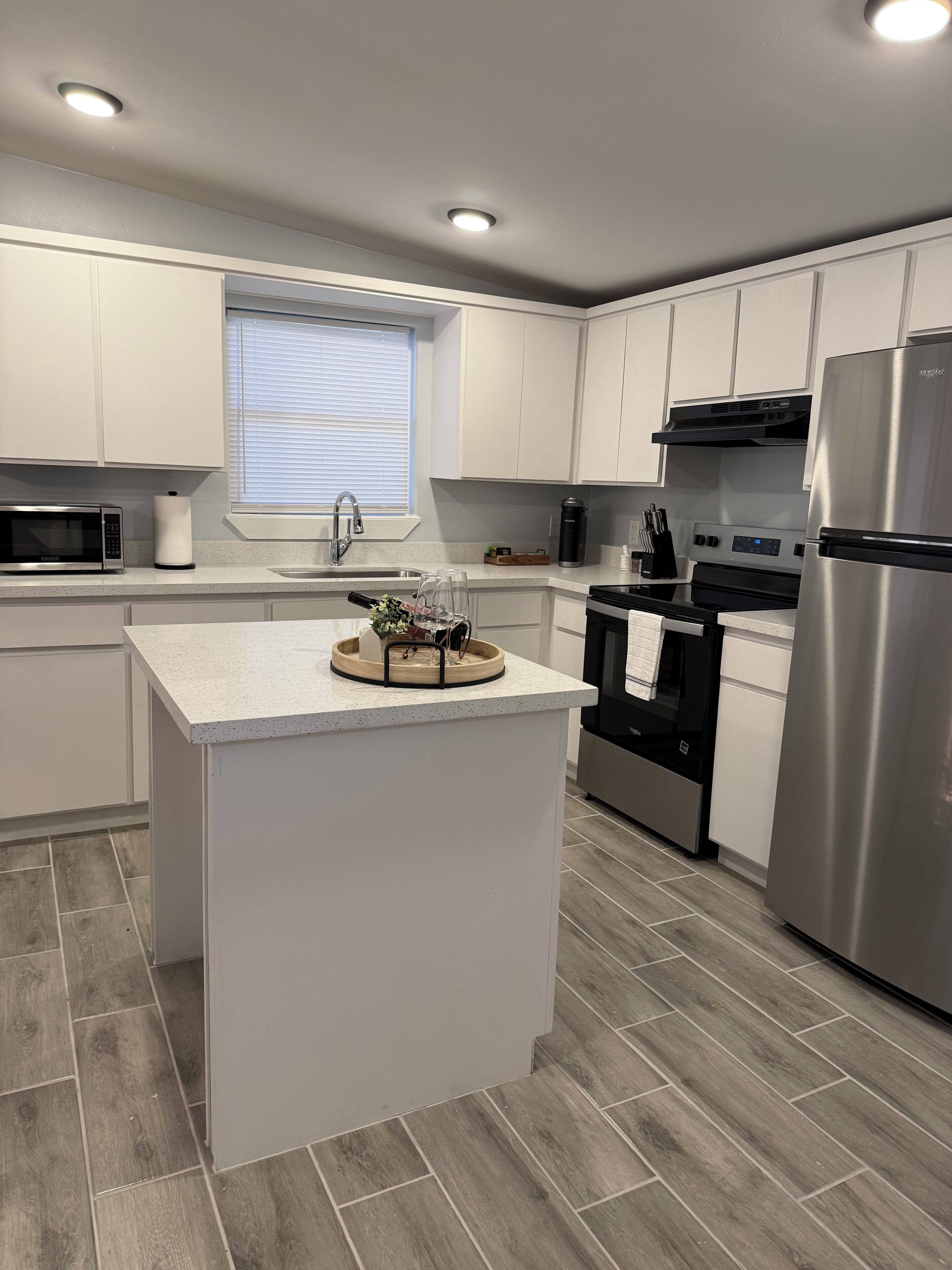 Réfrigérateur, micro-ondes, four, plaque de cuisson