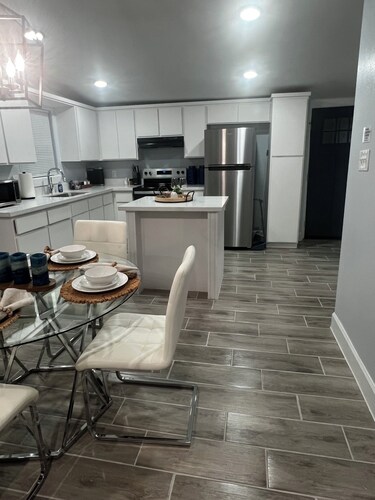 Quaint 2-bedroom house with AC in charming mid-town Laredo.