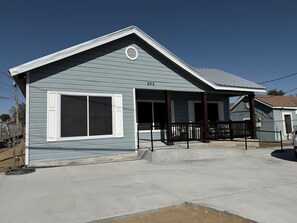 Exterior - Quaint 2-bedroom house with AC in charming mid-town Laredo. (Laredo)