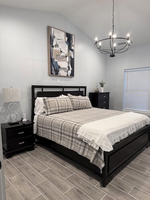 2 bedrooms, desk, iron/ironing board, travel cot - Quaint 2-bedroom house with AC in charming mid-town Laredo. (Laredo)