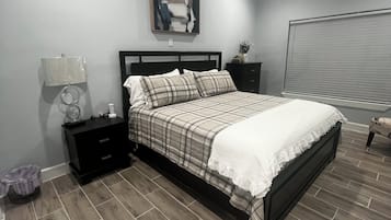 2 soverom, skrivebord, strykejern/-brett og reiseseng for barn