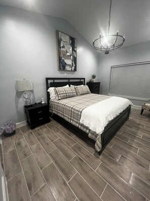 2 bedrooms, desk, iron/ironing board, travel cot - Quaint 2-bedroom house with AC in charming mid-town Laredo. (Laredo)