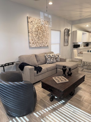 Smart TV - Quaint 2-bedroom house with AC in charming mid-town Laredo. (Laredo)