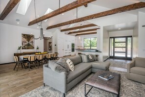 Smart TV, chimenea, reproductor de DVD y tenis de mesa 