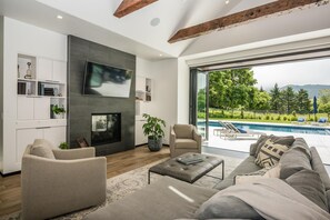 Smart TV, chimenea, reproductor de DVD y tenis de mesa 
