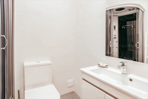 Apartment | Bathroom - Retreat Between Belem & Alcantara (Lisbon)