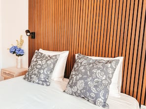 1 habitación y tabla de planchar con plancha 