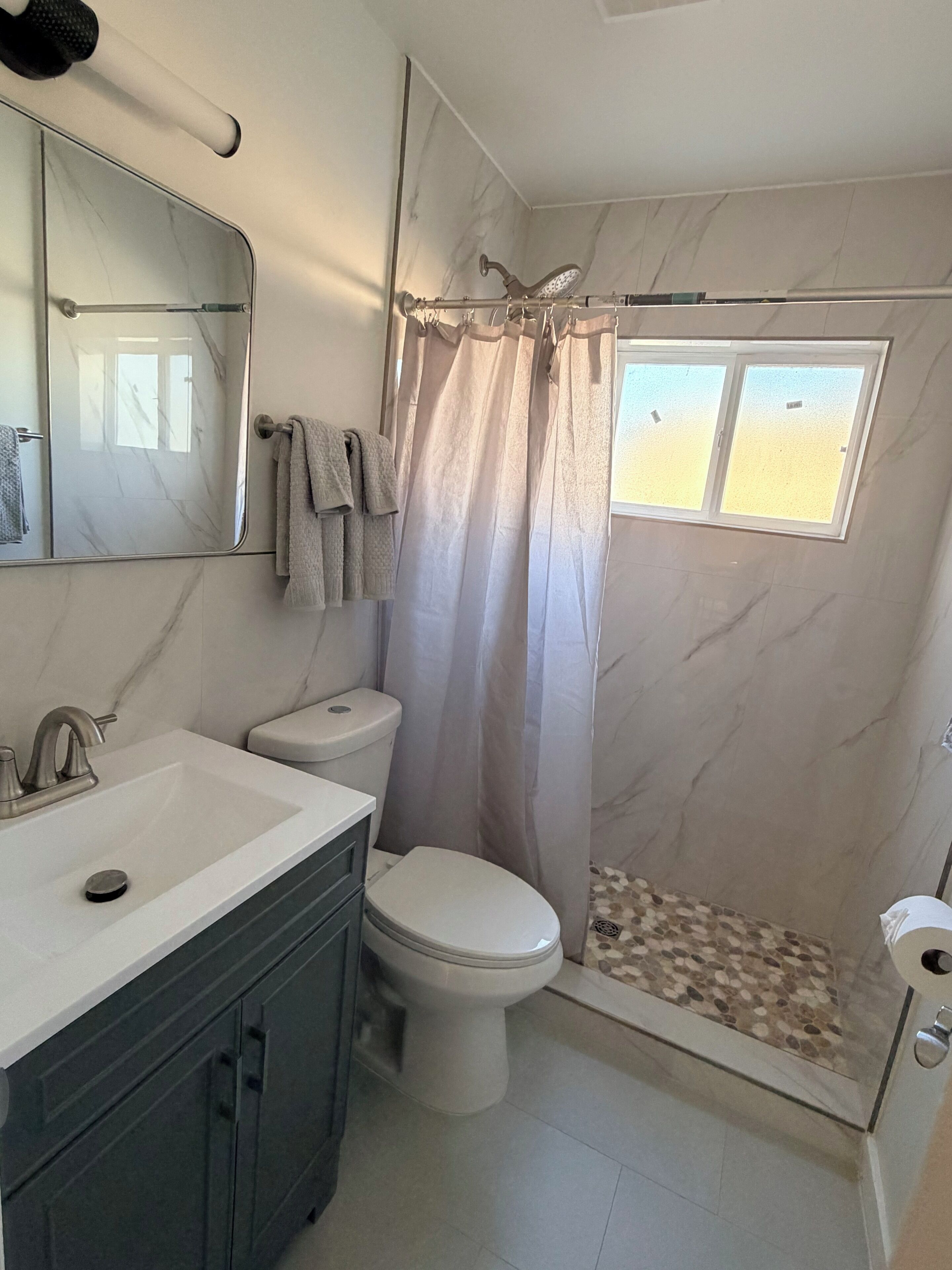 Regadera, toallas, jabón, papel de baño 