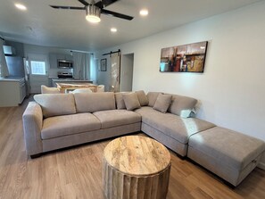 TV - Nob Hill gem - remodeled 2 bd home with AC, garage ,near UNM,restaurants,culture (Albuquerque)
