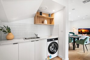 Apartment | Bathroom - Brand-new 3-bed Townhouse in Pascoe Vale (Melbourne)