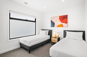 Apartment | 3 bedrooms, bed sheets - Brand-new 3-bed Townhouse in Pascoe Vale (Melbourne)