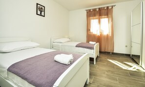 House - Quiet 5 Bedroom Villa Near Biograd (Benkovac)