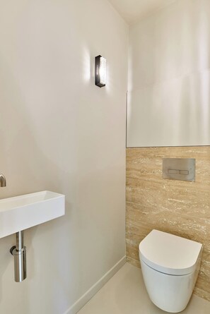 Apartamento | Banheiro | Secador de cabelo, toalhas de banho, sabonete, shampoo