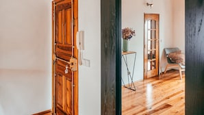 Unclassified image, 3 of 19, button - 1-bed Near Alfama & Santa Apolonia (Lisbon)