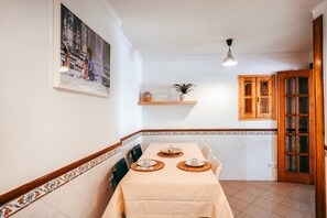 Dining - 1-bed Near Alfama & Santa Apolonia (Lisbon)