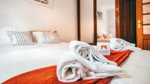 Unclassified image, 2 of 19, button - 1-bed Near Alfama & Santa Apolonia (Lisbon)