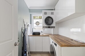 Apartment | Bathroom - Spacious 3-bed Duplex in Leafy Seaforth (Sydney)