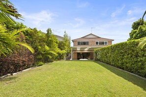 Apartment | Reception - Spacious 3-bed Duplex in Leafy Seaforth (Sydney)