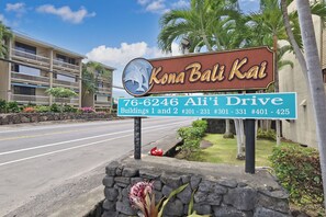 Placa de identificação para Kona Bali Kai com detalhes de endereço e números de edifício.