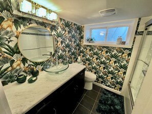 Dusche, Haartrockner, Handtücher, Seife