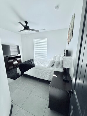 Een strijkplank/strijkijzer, wifi, beddengoed