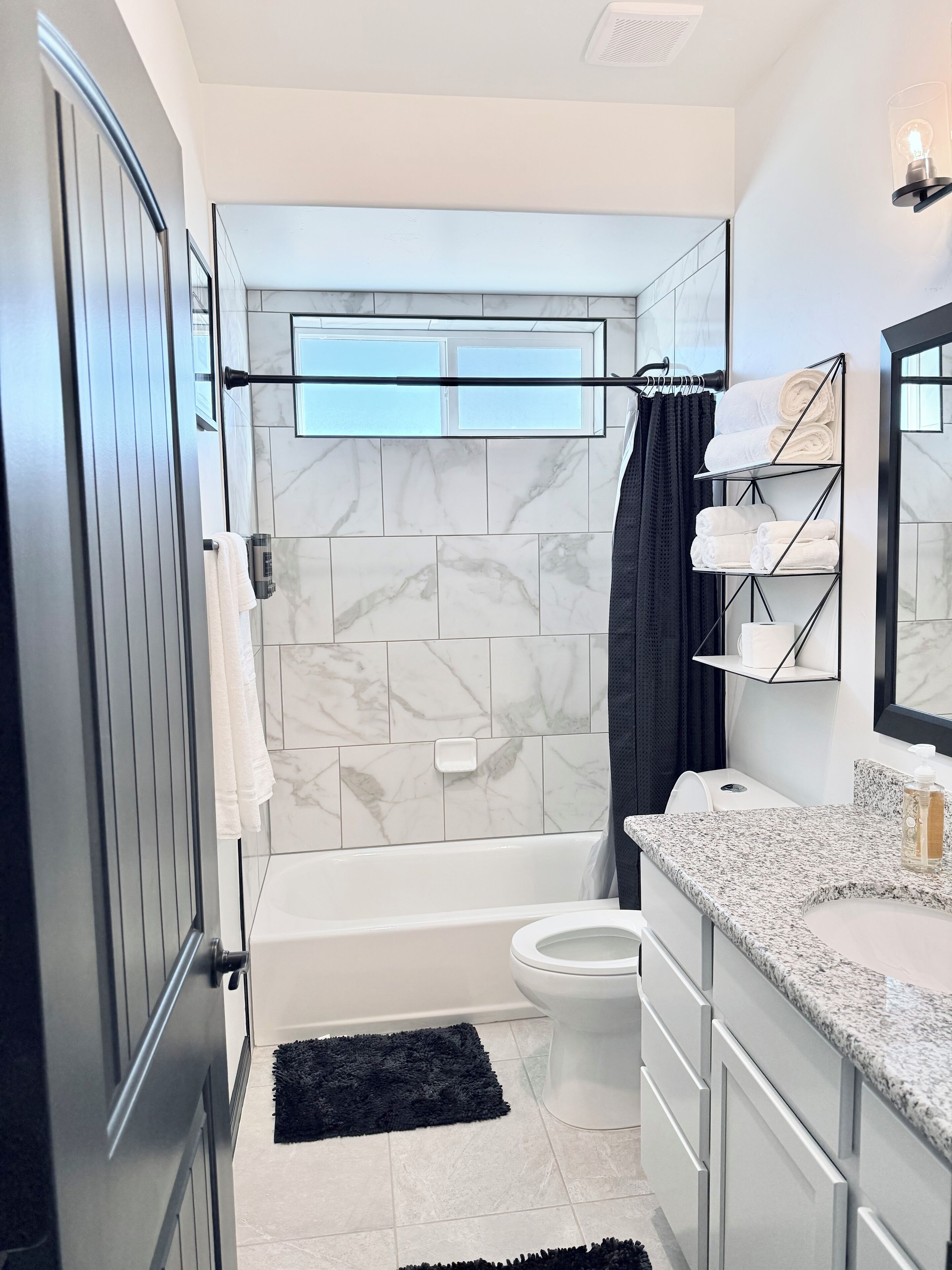 Een douche, een haardroger, handdoeken, zeep