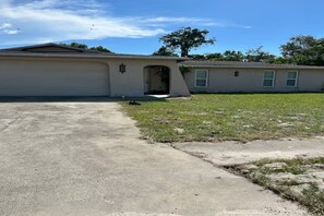 Exterior - Delightful house in New Port Richey perfect for your getaway (New Port Richey)