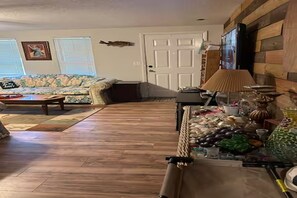 Living area - Delightful house in New Port Richey perfect for your getaway (New Port Richey)