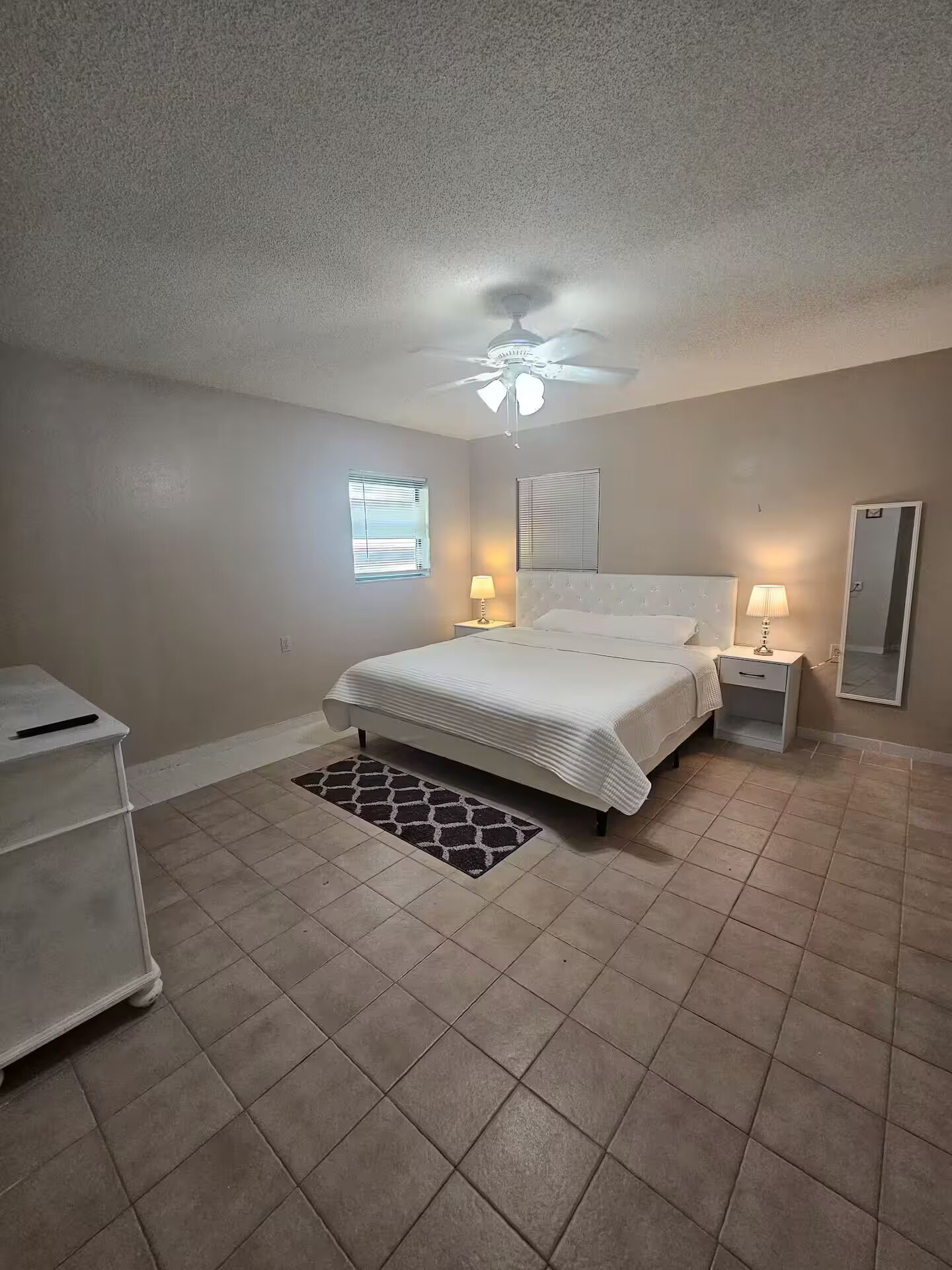 Planxa i posts de planxar, wifi i roba de llit 