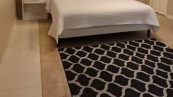 Een strijkplank/strijkijzer, wifi, beddengoed